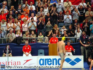 Marcus Rogan nach seinem zweiten EM-Titel vor dem Publikum in der Wiener Stadthalle