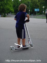 Verletzungsgefahr bei schwungvoller Scooter-Anhebung