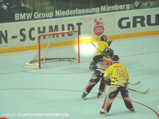 Der Puck im Flug in das Tor der belgischen Mannschaft