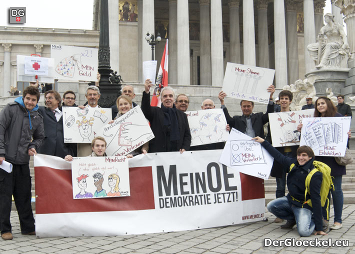 Proponenten und Aktivisten des Volksbegehrens vor dem Parlament | Foto: MeinOE
