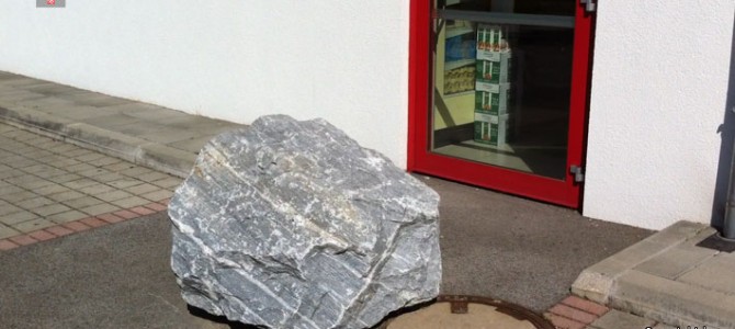 Fluchtweg ist beim BILLA in Gross Enzersdorf blockiert | Foto: DerGloeckel.eu