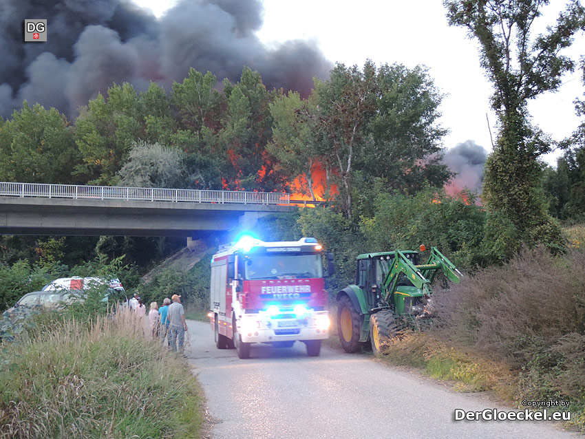 Großbrand einer Lagerhalle in Bad Deutsch-Altenburg | Foto: DerGloeckel.eu
